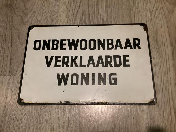 Vintage Blikken Bordje - Onbewoonbaar Verklaarde Woning, Huis en Inrichting, Woonaccessoires | Tekstborden en Spreuken, Ophalen of Verzenden