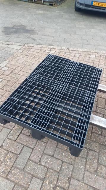 pallets kunststof 80x120 cm europallets beschikbaar voor biedingen