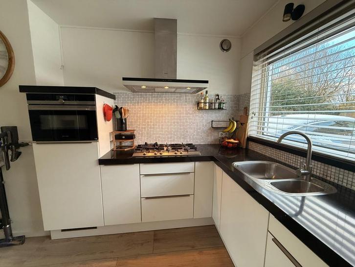 Complete keuken (Siemens apparatuur), Huis en Inrichting, Keuken | Complete keukens, Gebruikt, Hoekkeuken, Wit, Composiet, Hoogglans of Gelakt