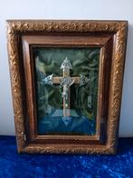 Antieke kruis in lijst achter bolglas, Antiek en Kunst, Ophalen of Verzenden