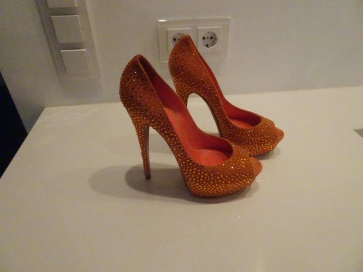 CASADEI oranje suede pumps met Swarovski steentjes, Kleding | Dames, Schoenen, Nieuw, Pumps, Oranje, Ophalen of Verzenden