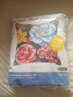 Te koop knoop kussen over bloemen.Is nog nieuw in de verpakk, Hobby en Vrije tijd, Ophalen of Verzenden, Zo goed als nieuw, Haken