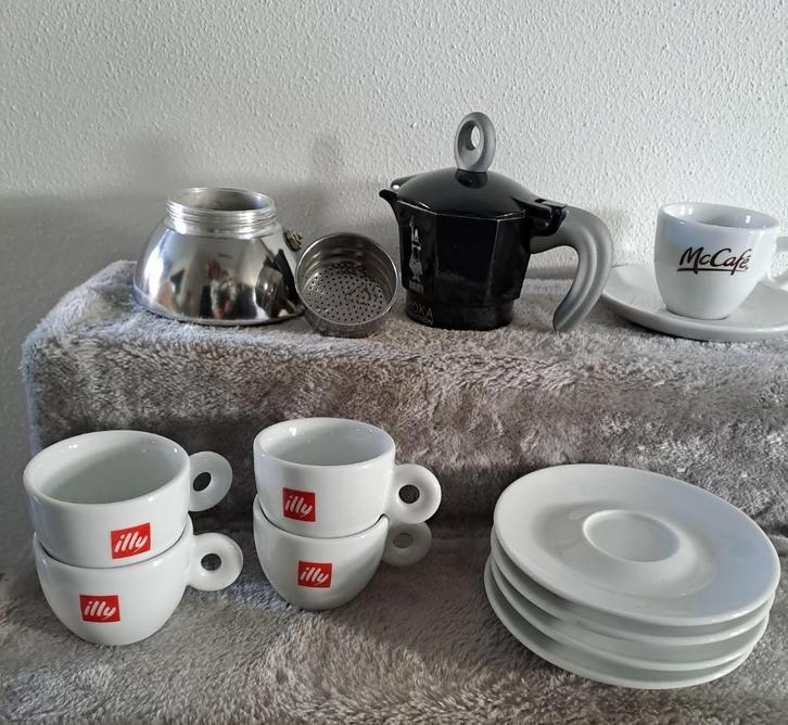 Bialetti Moka express zwart, Witgoed en Apparatuur, Koffiezetapparaten, Zo goed als nieuw, Espresso apparaat, 2 tot 4 kopjes, Ophalen of Verzenden