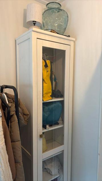 Witte vitrinekast met leuk rozenknopje beschikbaar voor biedingen