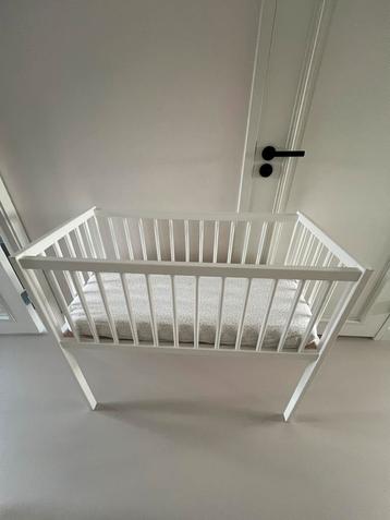 Wieg met Matras beschikbaar voor biedingen
