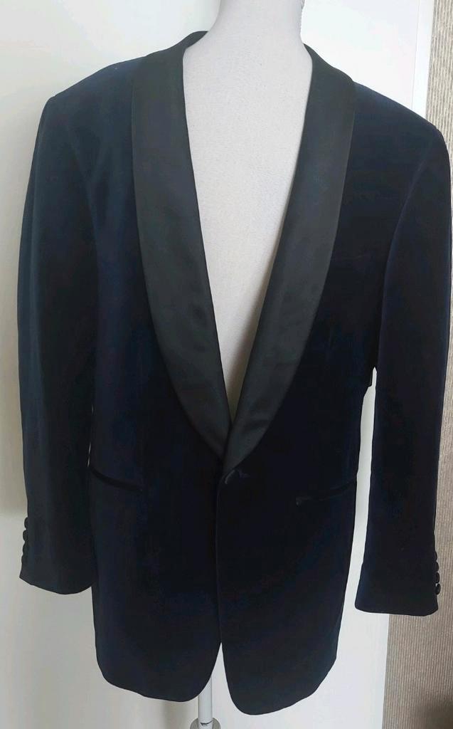 Smoking colbert velvet blauw met zwart satijn maat 48 ZGAN, Kleding | Heren, Kostuums en Colberts, Zo goed als nieuw, Maat 48/50 (M)