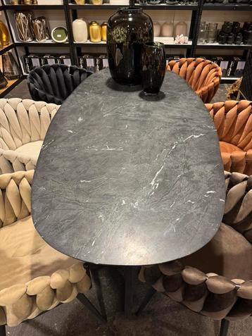 *NIEUW VAN WOONWINKEL* Echte marmeren eettafel zwart  beschikbaar voor biedingen