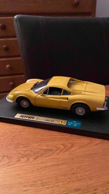 Mooi Model Ferrari 1/18 beschikbaar voor biedingen