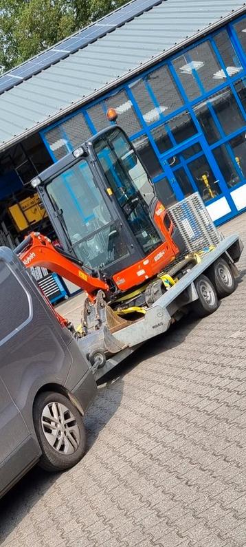 Minigraver met machinist en bestratingen beschikbaar voor biedingen