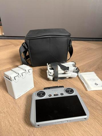 DJI Mini 4 Pro Fly More Combo + Smart Controller beschikbaar voor biedingen