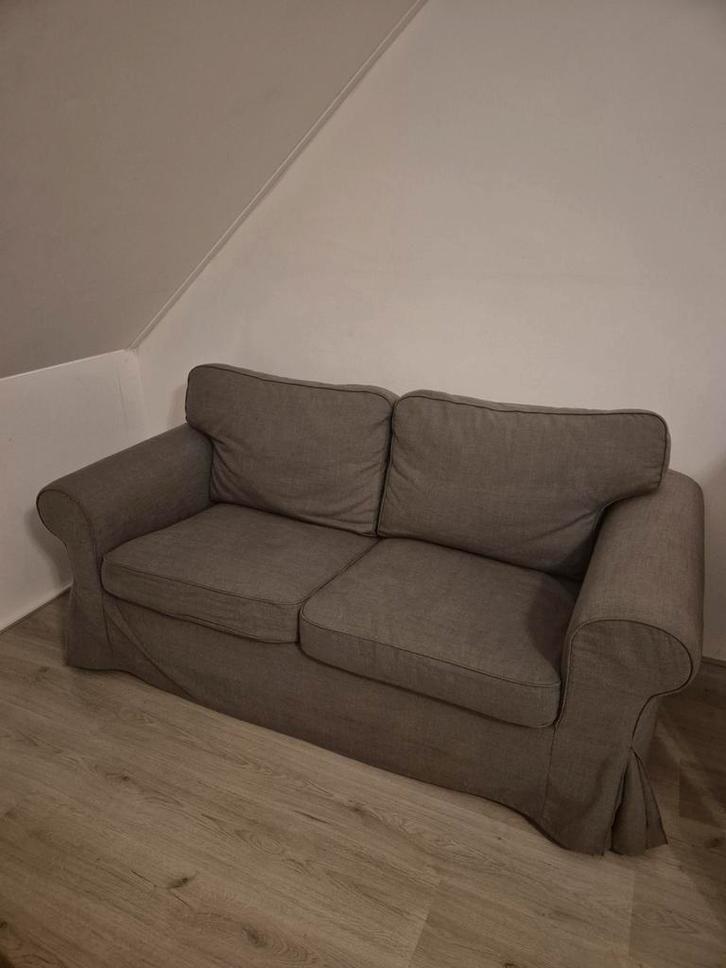 Ektorp 2-zitsbank Hakebo donkergrijs / extra witte hoes, Huis en Inrichting, Banken | Sofa's en Chaises Longues, Zo goed als nieuw