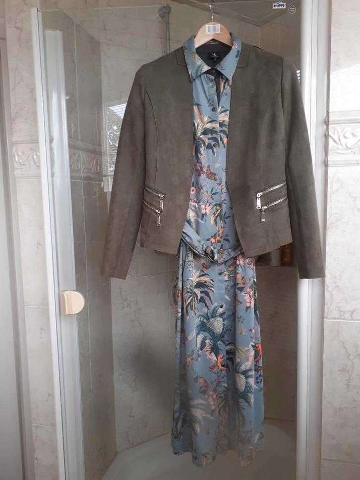 K-Design knoopjurk met suède jasje maat S, Kleding | Dames, Jurken, Nieuw, Maat 36 (S), Groen, Onder de knie, Ophalen of Verzenden