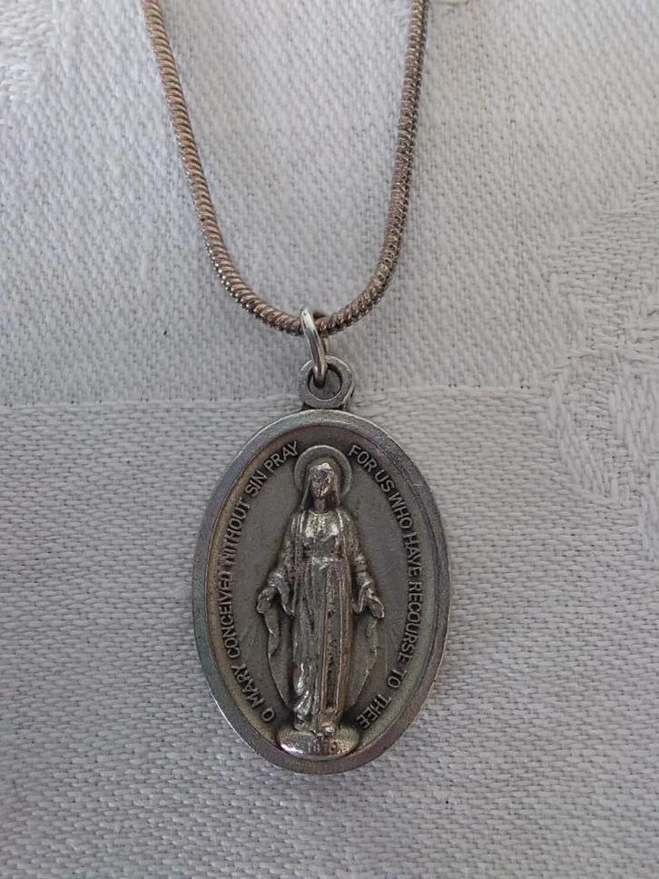 Zilveren oude ketting met Lourdes hanger, Antiek en Kunst, Antiek | Goud en Zilver, Zilver, Ophalen of Verzenden