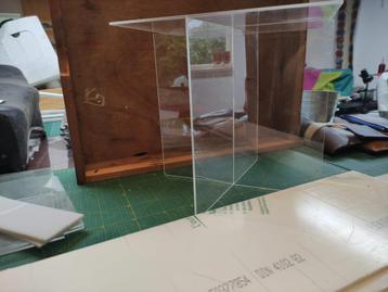Restjes plexiglas platen beschikbaar voor biedingen