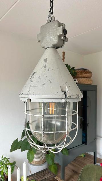 Originele bunkerlampen uit de oorlog beschikbaar voor biedingen