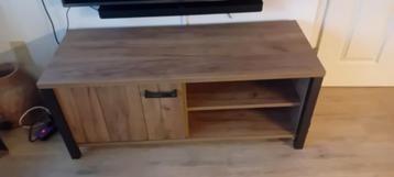 Houten TV-meubel met opbergruimte beschikbaar voor biedingen