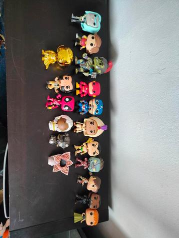 Bonte verzameling figurines en funko's beschikbaar voor biedingen