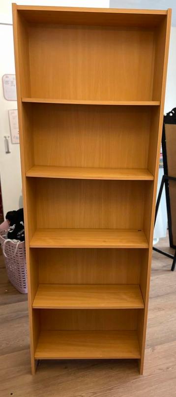 Boekenkast beschikbaar voor biedingen