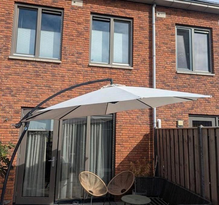 Zweefparasol ecru 3 meter diameter incl. voet/gewicht., Tuin en Terras, Parasols, Gebruikt, Zweefparasol, 2 tot 3 meter, Kantelbaar