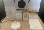 Chanel Coco Mademoiselle miniatuur,keramieken cameliahanger, Ophalen of Verzenden, Nieuw, Miniatuur, Gevuld