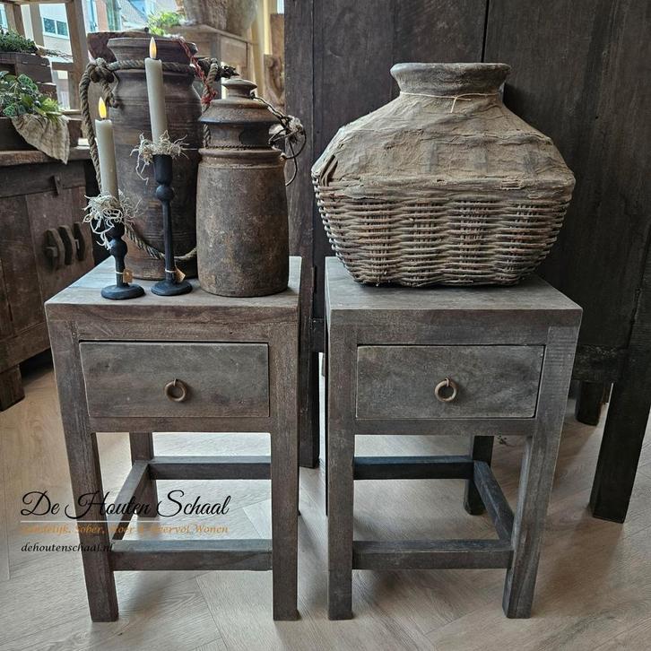 Landelijke Sobere Houten Nachtkastjes Old Wood, Huis en Inrichting, Slaapkamer | Nachtkastjes, Nieuw, Hout, Ophalen