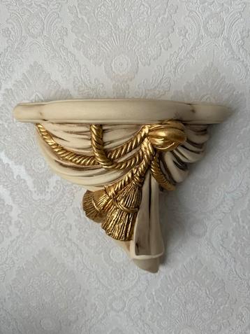 Decoratieve Wandplank met Gouden Details beschikbaar voor biedingen