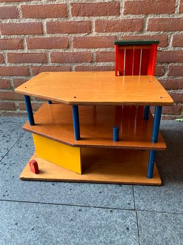 VINTAGE HOUTEN PARKEERGARAGE MET LIFT beschikbaar voor biedingen