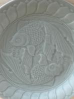 Celedon bord met koyvissen, Antiek en Kunst, Antiek | Keramiek en Aardewerk, Verzenden