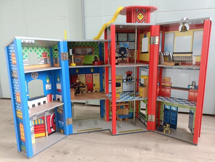 Kidkraft Brandweerkazerne Politiebureau, Kinderen en Baby's, Speelgoed | Buiten | Speelhuisjes, Zo goed als nieuw, Hout, Ophalen of Verzenden