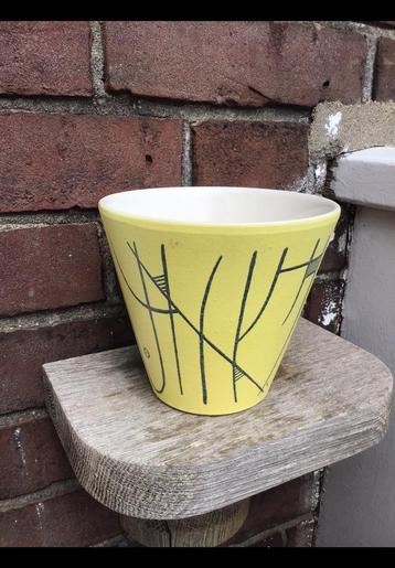 Oude bloempot. Geel met donker grijs geometrisch lijnenspel. beschikbaar voor biedingen