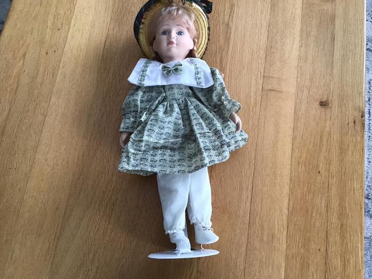 Stenen pop van vroeger 43 cm lang, Verzamelen, Poppen, Gebruikt, Pop, Ophalen of Verzenden