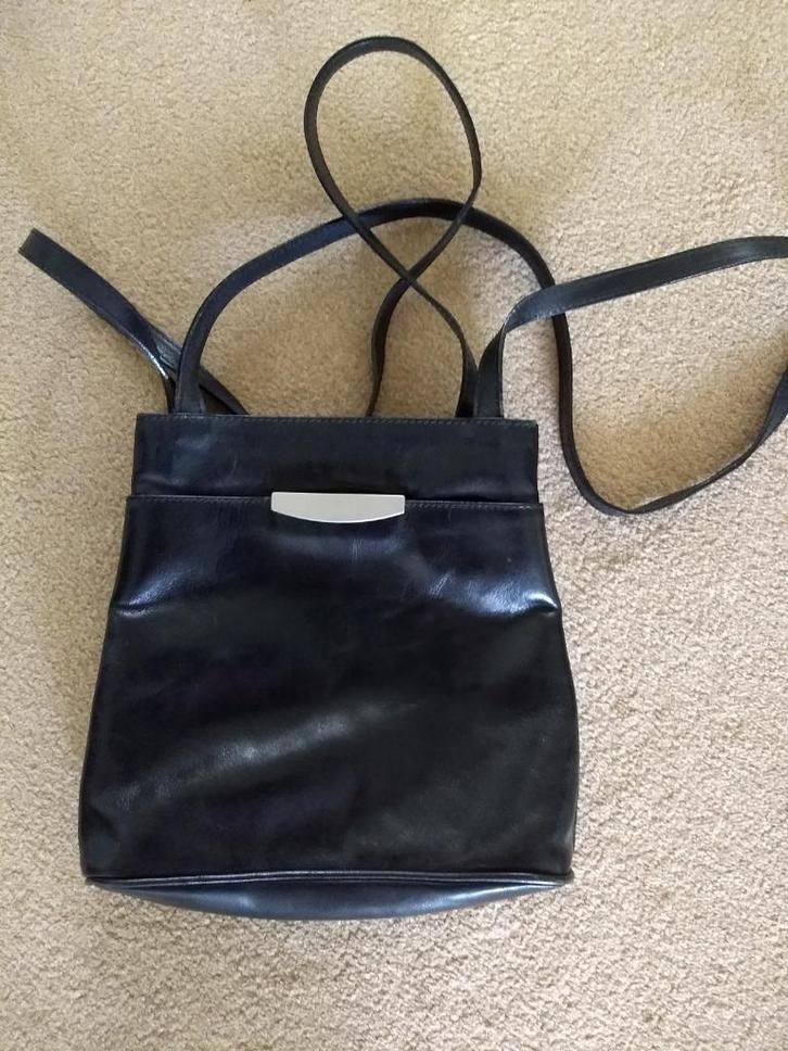 klassiek zwart tasje, Sieraden, Tassen en Uiterlijk, Tassen | Damestassen, Zo goed als nieuw, Schoudertasje, Zwart, Verzenden