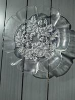 Geplooide glazen schaal met matglas rozen, blad en knoppen., Antiek en Kunst, Ophalen of Verzenden