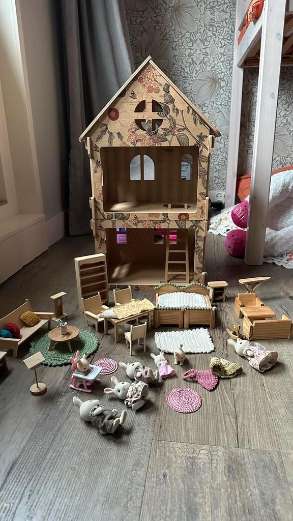 Poppenhuis van Deugniet +meubels & Sylvanian Families muizen, Kinderen en Baby's, Speelgoed | Poppenhuizen, Zo goed als nieuw