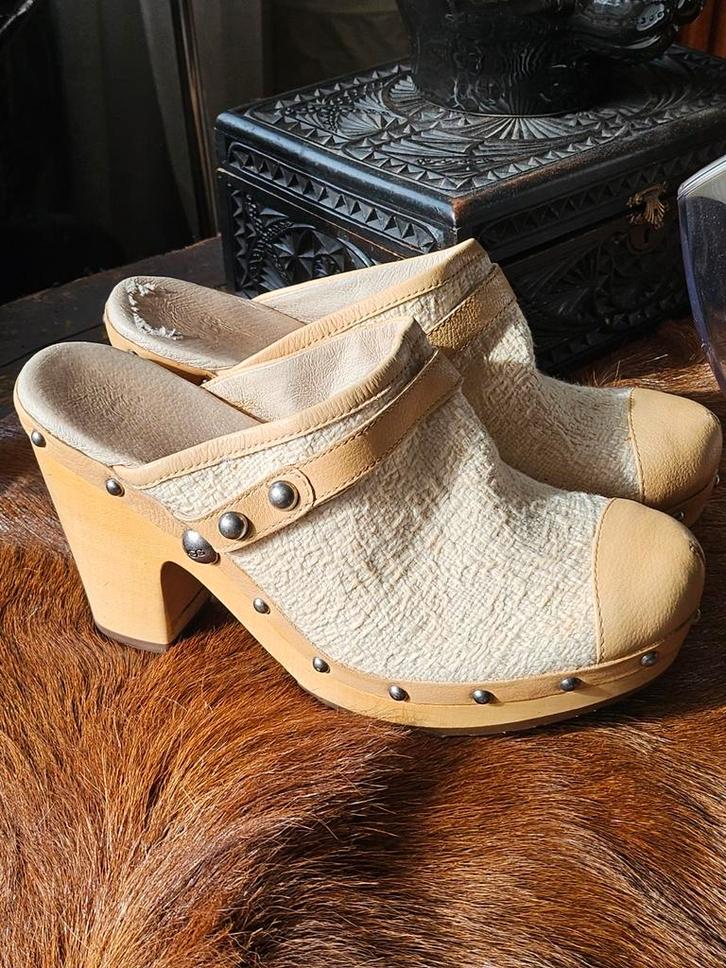 Ugg Klompen - Maat 40 - Nieuw!, Kleding | Dames, Schoenen, Nieuw, Instappers, Beige, Ophalen of Verzenden
