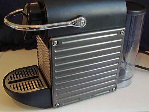 Nespresso Krups Pixie (Electric Titanium), Witgoed en Apparatuur, Koffiezetapparaten, Zo goed als nieuw, Koffiemachine, Afneembaar waterreservoir
