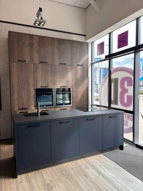 Showroomkeuken eiland mat donkerblauw + hout €7000,-, Huis en Inrichting, Keuken | Complete keukens, Nieuw, Enkelwandige keuken