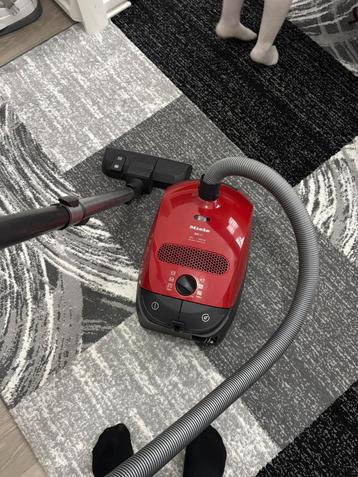Rode Stofzuiger Miele - 1600 watt - Werkt Uitstekend beschikbaar voor biedingen