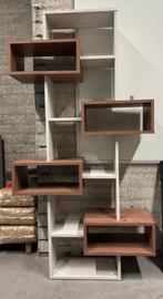 Stijlvolle Boekenkast met verspringende vakken, Ophalen, Zo goed als nieuw