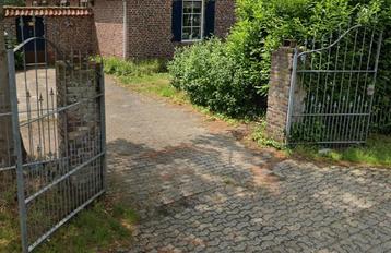 Gegalvaniseerde poort. beschikbaar voor biedingen