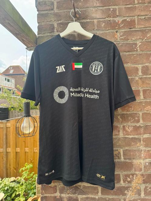 Nieuw Al Jazira Club shirt incl handtekening Frank de Boer, Verzamelen, Sportartikelen en Voetbal, Ophalen of Verzenden