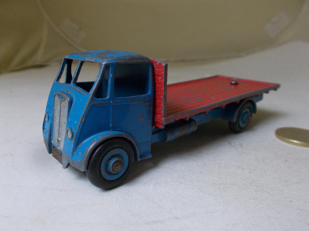 1949 Dinky Toys 512 GUY FLAT TRUCK (RED/BLUE) Opknapper!, Hobby en Vrije tijd, Modelauto's | 1:43, Gebruikt, Bus of Vrachtwagen