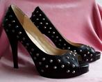 Stiletto pumps Christian Louboutin Very prive studs  mt 39, Ophalen of Verzenden, Pumps, Rood