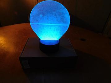 Decoratieve 3D lamp op voet beschikbaar voor biedingen