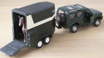 Landrover met paardentrailer en paard schaal 1:32  nieuw beschikbaar voor biedingen