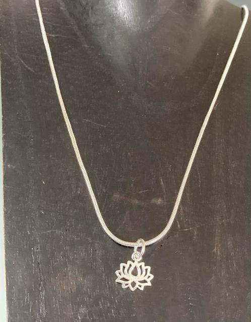 Zilveren 925 gemerkt lotus hangertje met verzilverde ketting, Sieraden, Tassen en Uiterlijk, Kettingen, Nieuw, Zilver, Ophalen of Verzenden