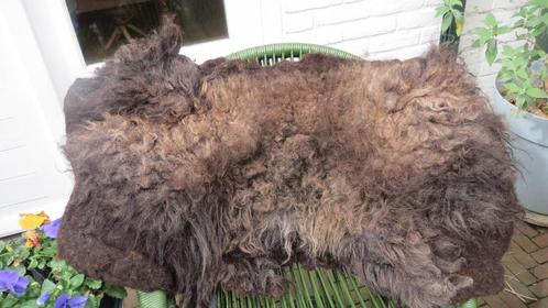 Ouessant gevilte vacht, bruin, 100x55cm, natuurlijke vorm, Huis en Inrichting, Woonaccessoires | Plaids en Woondekens, Nieuw, Ophalen of Verzenden