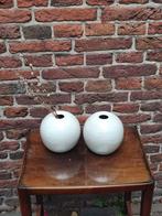 2 vintage bolvazen Gubbels Helden wit grijs ribbel, Wit, Aardewerk of Porselein, Ophalen of Verzenden, Zo goed als nieuw
