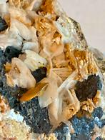 Wulfeniet kristallen op bariet, Ophalen of Verzenden