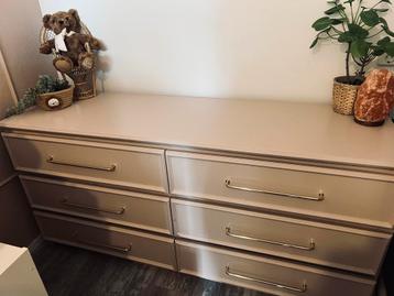 Gepimpte Ladekast met Gouden Handgrepen